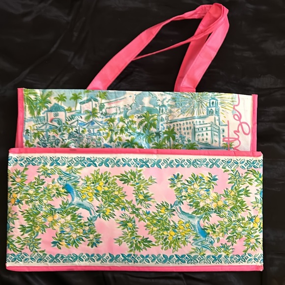 EUC 2 LILLY PULITZER TOTES & 1 LULULEMON TOTE plus a Bonus Lp Tote!! - Picture 2 of 12